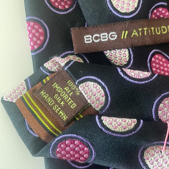 BCBG Handsewn Silk Navy and Pink Men’s Necktie - Picture 8 of 8